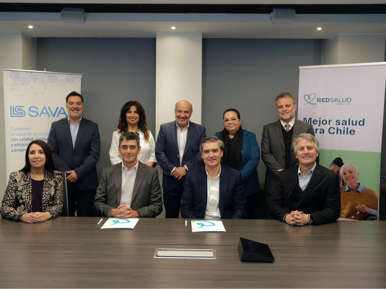 Laboratorios SAVAL firma convenio estratégico con RedSalud 